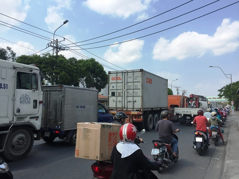 Xe tải ngược chiều cuốn 2 xe máy vào gầm ảnh 3 Xe tải ngược chiều cuốn 2 xe máy vào gầm ảnh 3
